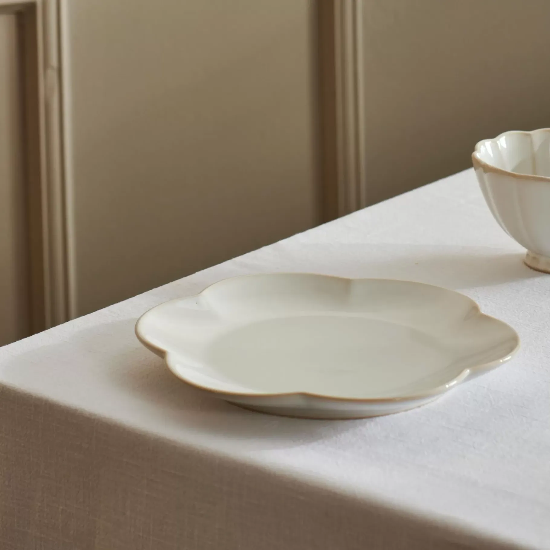 CASA Dahlia Flower Plato Blanco