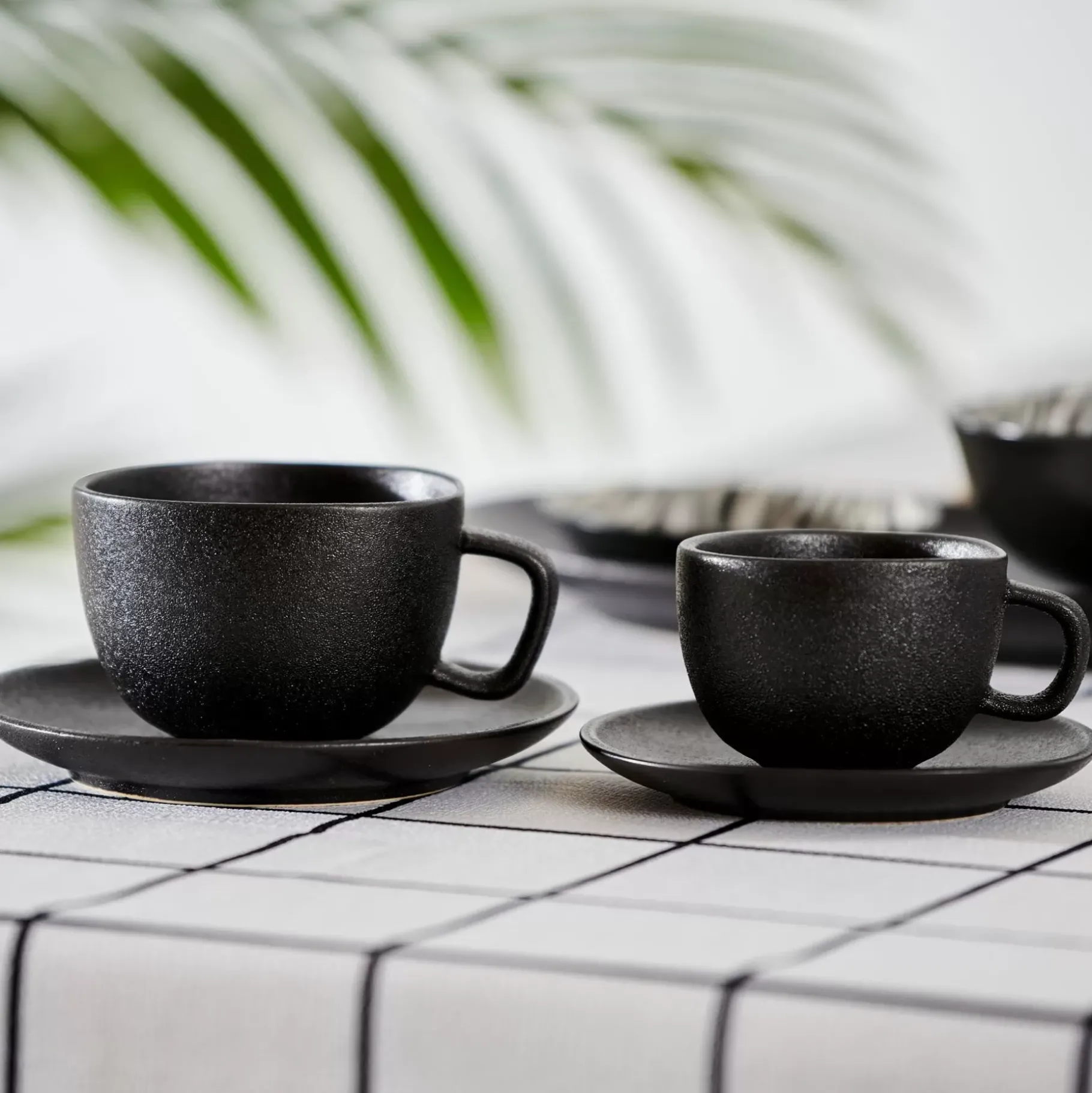 CASA Magma Taza Y Plato Negro